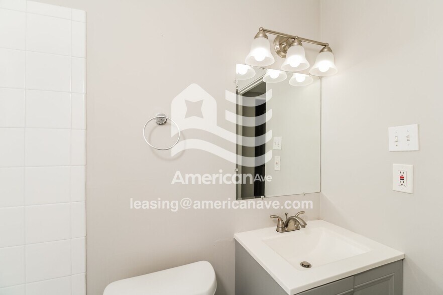 Building Photo - 1136 Charlotte St