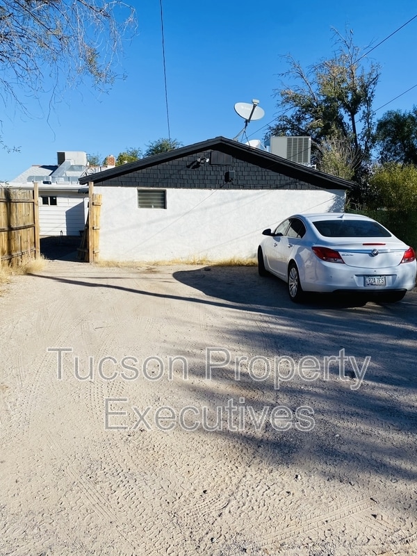 Building Photo - 2126 E Silver St