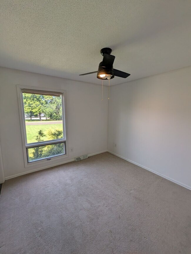 Building Photo - 3 Bedroom Home - Walking distance to Fairview Elementary - Desirable Location!