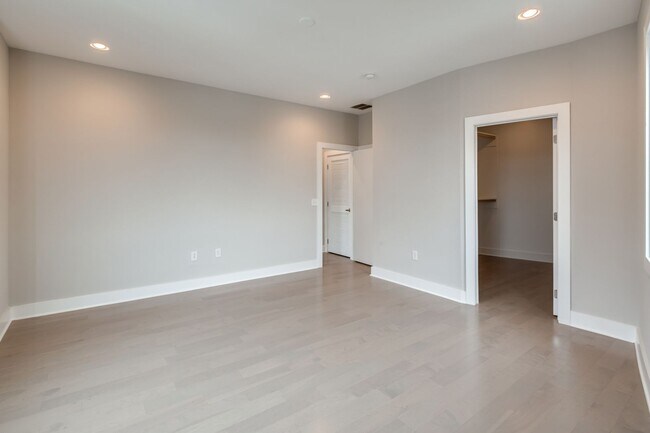Building Photo - Northern Liberties Townhome with attached Garage