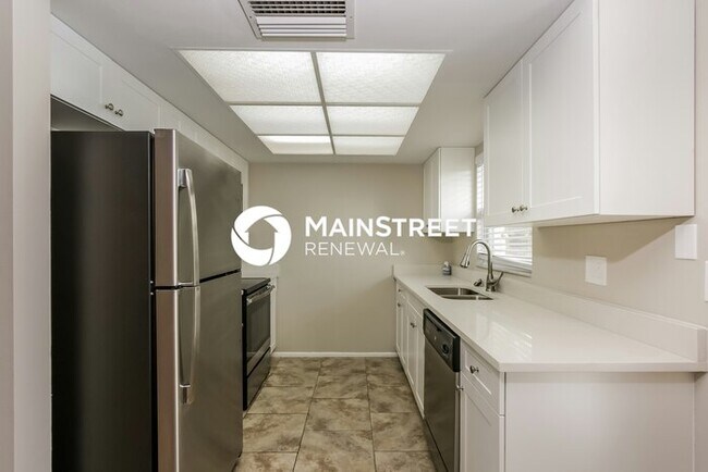 Building Photo - 3 Bedroom Pet-Friendly Home in Sarasota, FL with Main Street Renewal