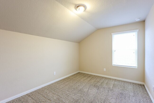 Building Photo - Charming Home In Gated Community