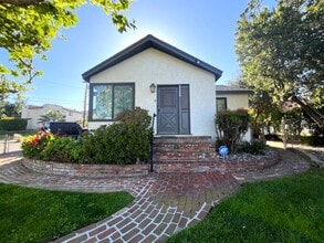 Building Photo - 3 bed, 2 bath located in Riverside!
