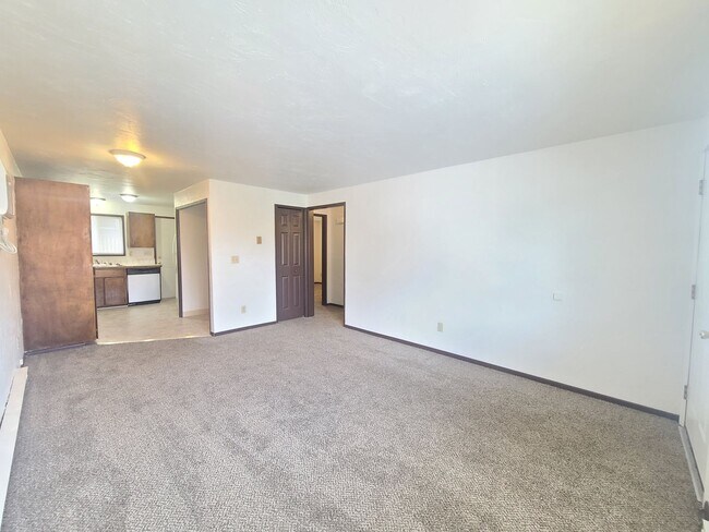 Interior Photo - 2410-2414 E Queen Ave