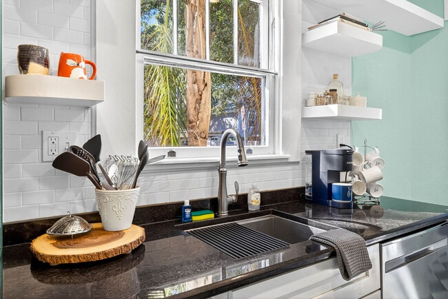 Building Photo - 3321 W San Juan St