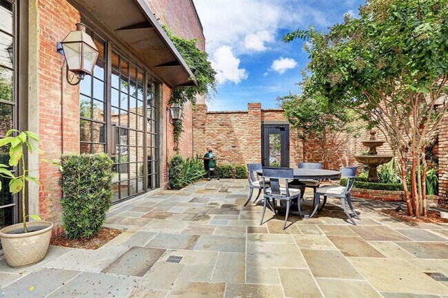 Building Photo - 808 Coronado St