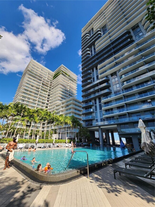 Building Photo - 121 NE 34th St