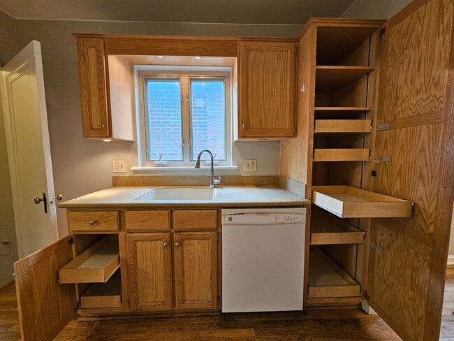 Building Photo - Alamo Placita Adorable 3 Bed 2 Bath Bungalow w/ CACH, Garage, Fenced Yard & More