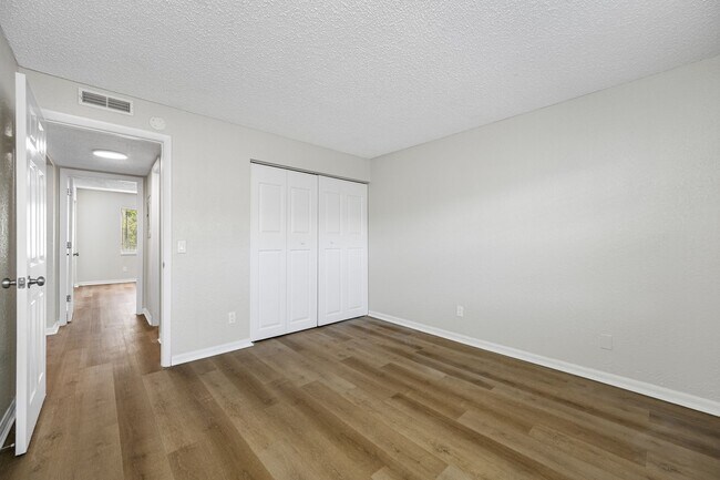 Building Photo - Newly Renovated 2 Bed-1 Bath Apartment wit...
