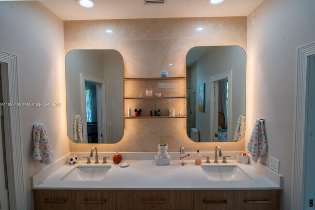 Building Photo - 2493 Poinciana Dr