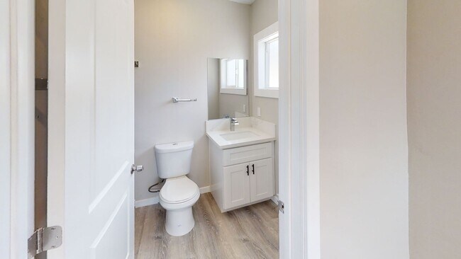Building Photo - Newly Renovated! 4BD/2BA