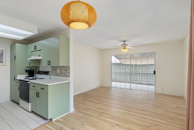Building Photo - Pet Friendly - 2 bed /1 bath covered parki...