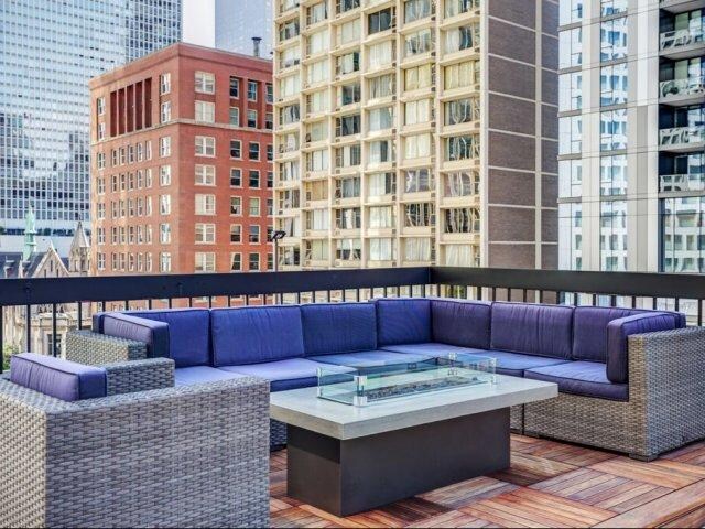 Building Photo - 11 E Delaware Pl