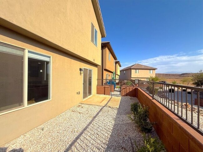 Building Photo - 4 Bed, 2.5 Bath Home with 2 Car Garage