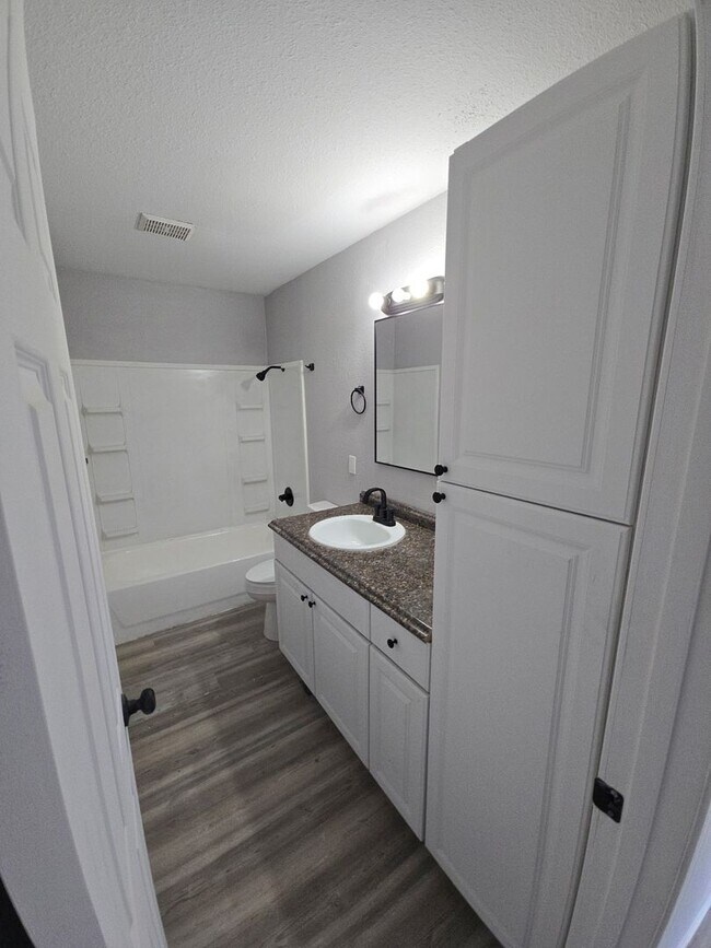 Building Photo - 2 Bed 1 Bath Apartment