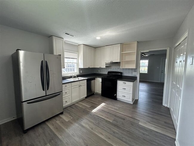 Building Photo - Charming and Affordable Upstairs Duplex – ...