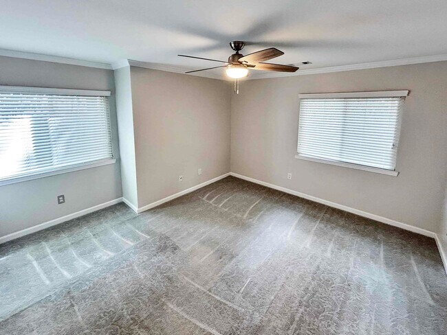 Building Photo - Charming 1 BR/1 BA Condo in Gated Sandy Sp...