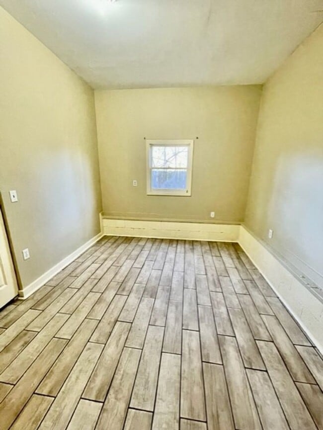 Building Photo - Adorable 2 Bedroom 1 Bath Apartment.Located in the Cotswold Area