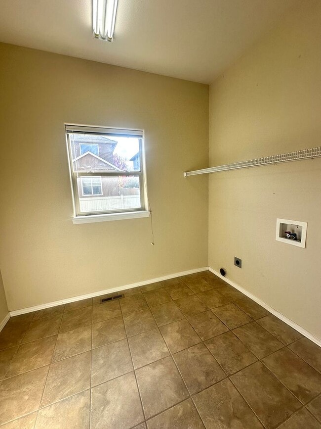 Building Photo - 3 Bed Minutes from Old Mill – Fenced Yard,...