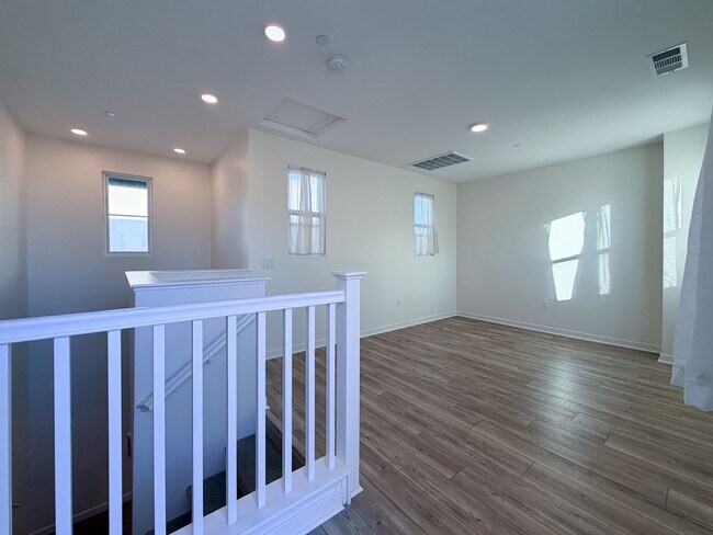 Building Photo - 1568 E Thompson Blvd