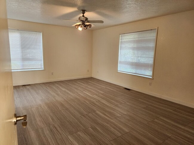Building Photo - Lake house with Shop on 1/2 acre