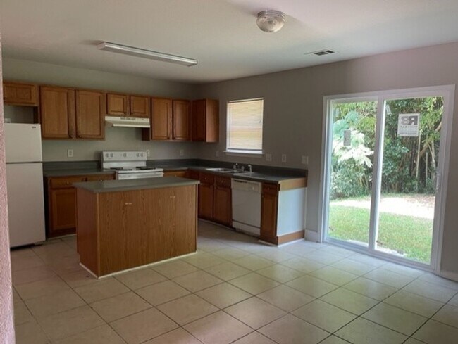 Building Photo - Stunning 4 Bedroom Home in Coulwood East Community