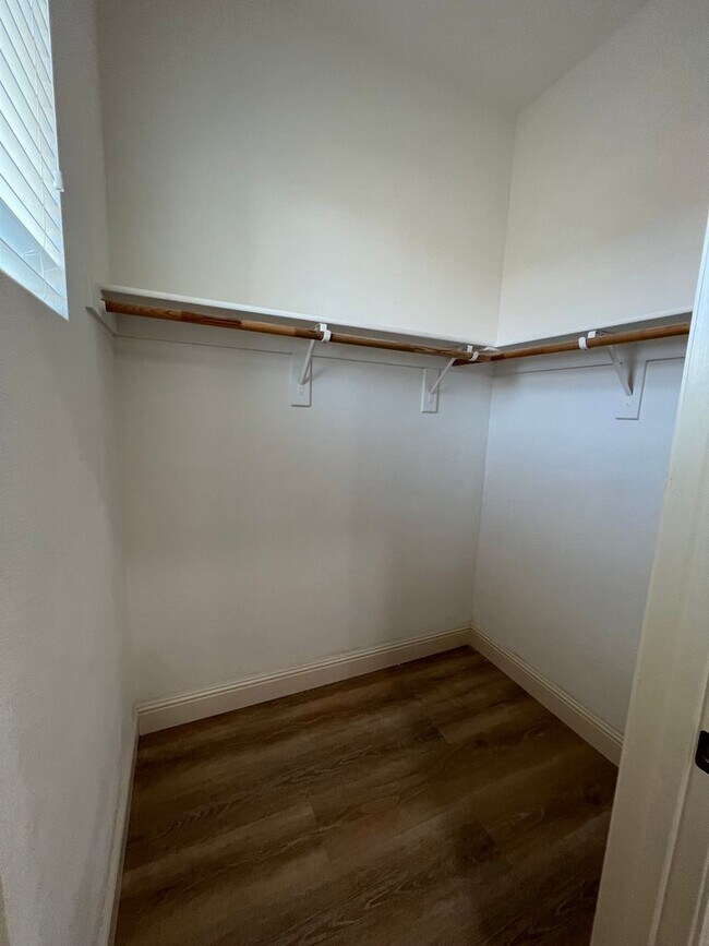 Building Photo - Desirable and Spacious 5-Bedroom Home in Empire Ranch!