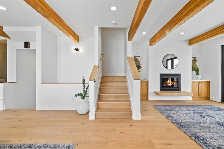 Building Photo - 614 N Avenue H Ave