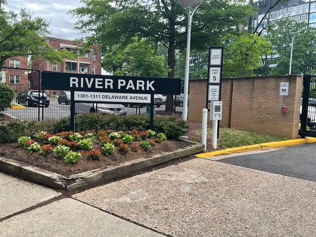 Building Photo - Spacious RiverPark 1 bedroom located near ...