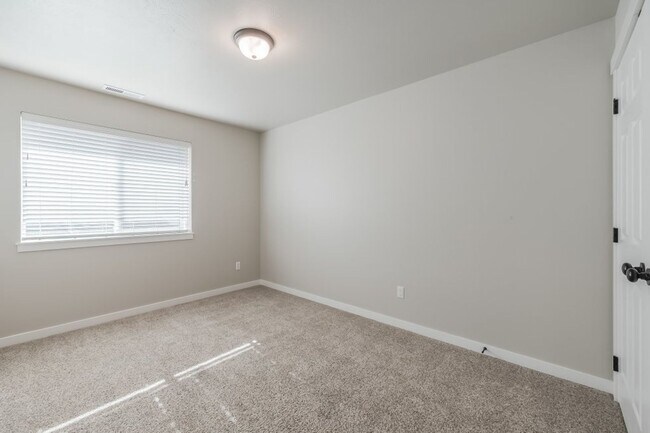 Building Photo - Townhome 3 bed 2.5 bath