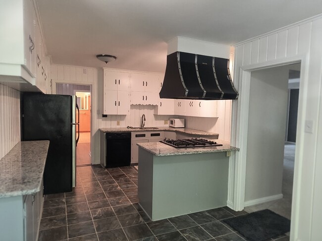 Building Photo - 2 Southern Pines Dr