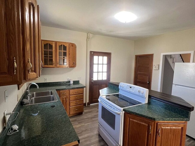Building Photo - This 3 Bedroom home on the north end