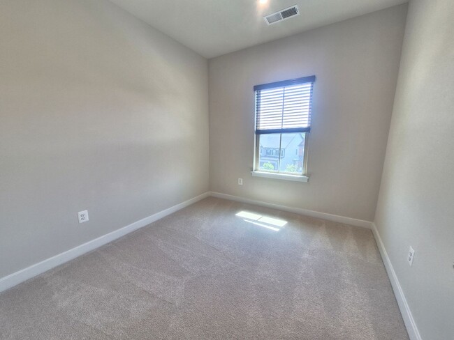 Building Photo - BEAUTIFUL END UNIT TOWNHOME IN NEW MARKET