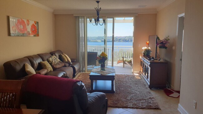 Building Photo - Stunning 3 bedroom top floor in Toscana FULLY FURNISHED