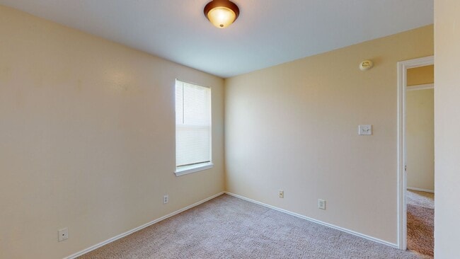 Building Photo - FREE FEBRUARY RENT!!! PRICE IMPROVEMENT $1,295!!!
