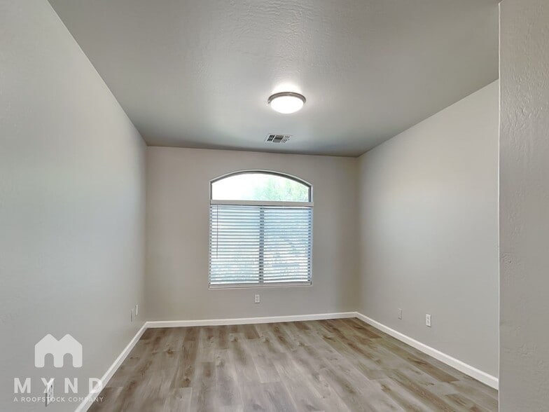 Building Photo - 25846 W Kendall St