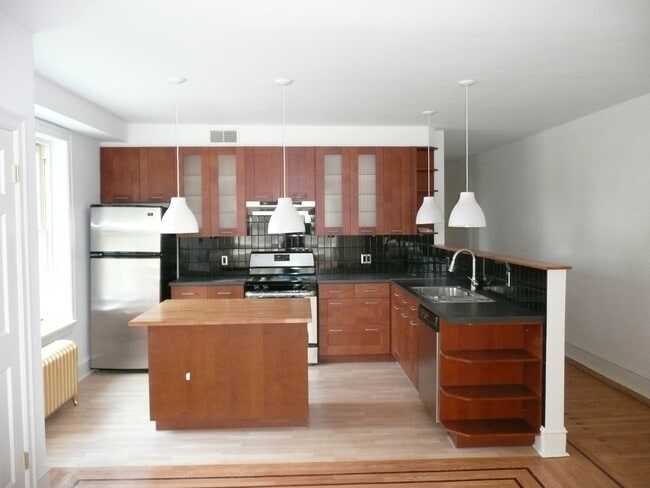 Building Photo - 315 S 46th St