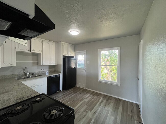 Building Photo - Second Story One Bedroom with Water Paid