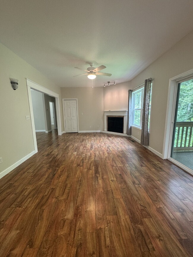 Building Photo - "Charming 3-Bed Retreat in Hendersonville with Cozy Fireplace."