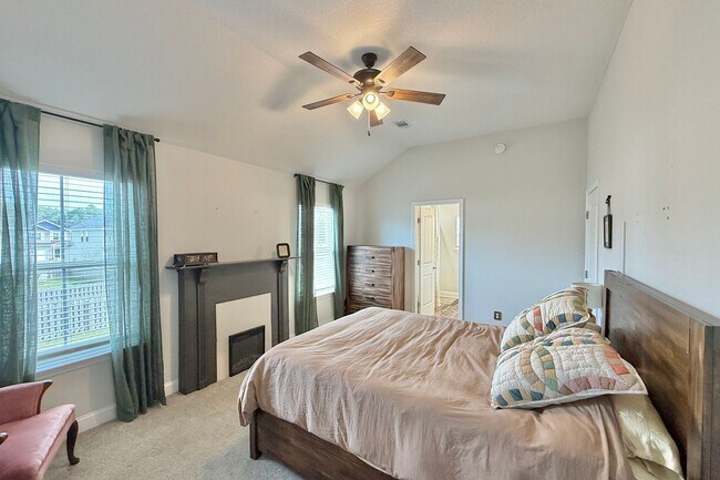 Building Photo - AVAILABLE EARLY MAY 2026! (Pet Friendly)