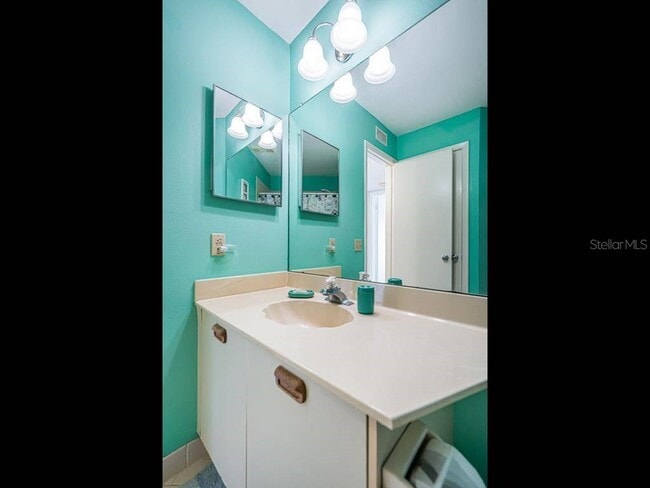 Building Photo - 6050 Bahia Del Mar Cir N