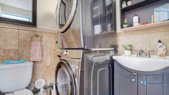 Building Photo - 836 Livingston Rd