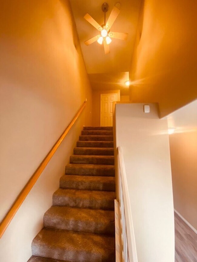 Building Photo - Charming Van Mall Condo