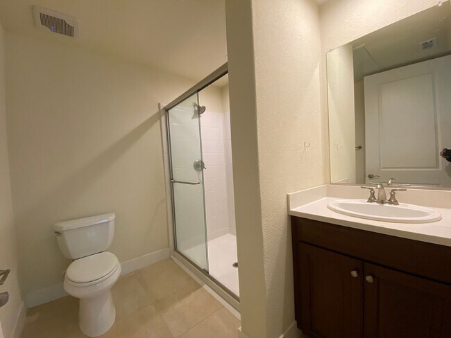 Building Photo - ALMOST NEW, SUPER CLEAN 2 BED, 2.5 BATHS, ...