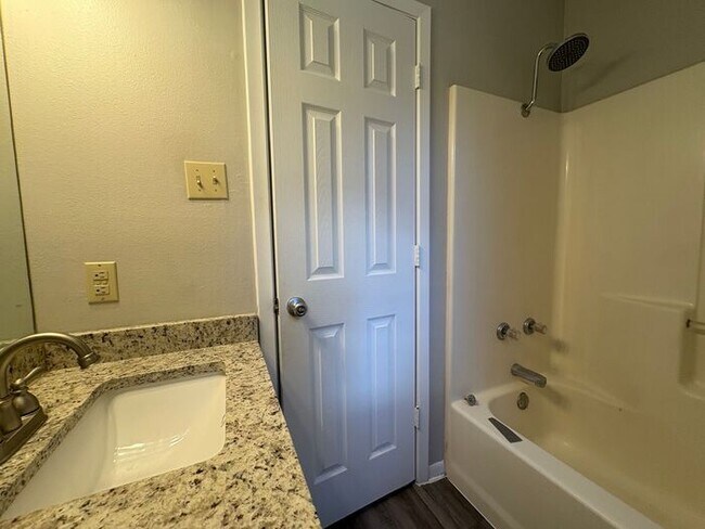 Building Photo - Available Now! 3 bedroom charming duplex!