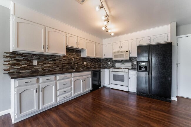 Building Photo - "Charming 3-Bed Oasis with 2 Full Baths in Vibrant Las Vegas - 1315 Sq Ft of Comfort!"