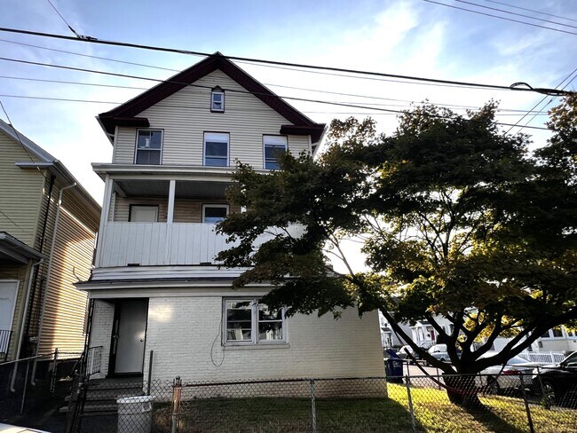 Primary Photo - 83 Seeley St