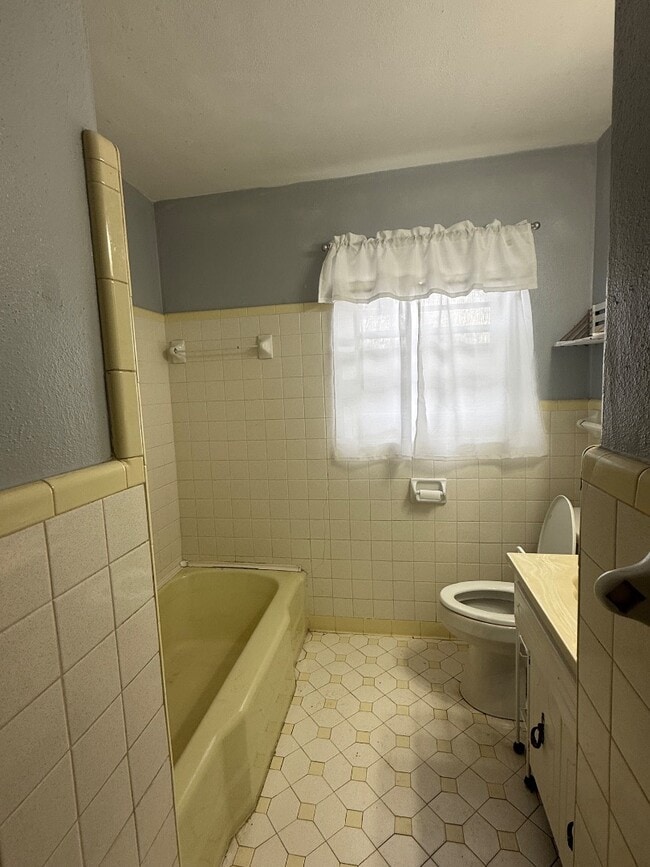 Building Photo - 1300 Woodland Dr