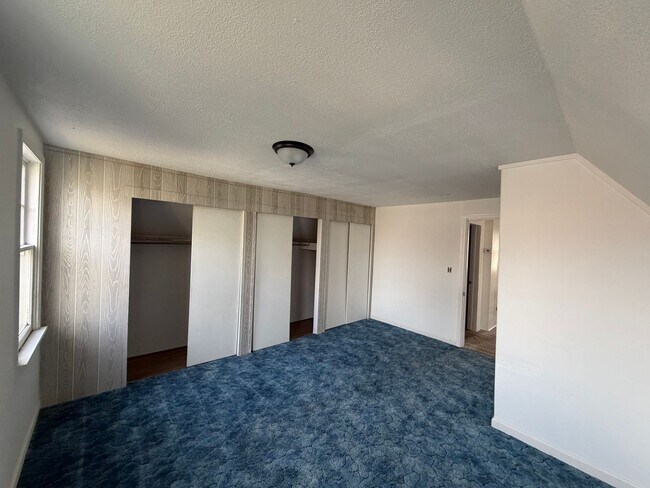 Building Photo - Clean, Updated Home with Large Yard in Klamath Falls