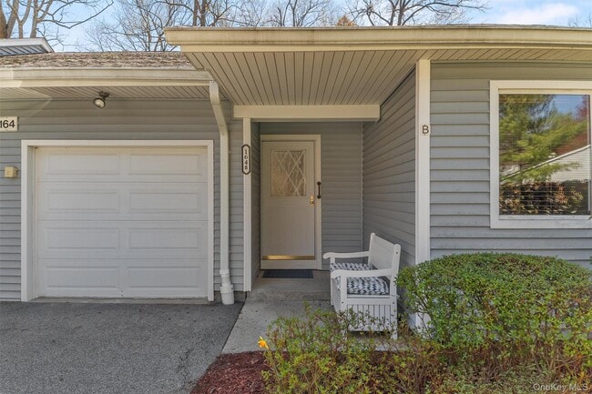 Building Photo - 164 Carriage Ct